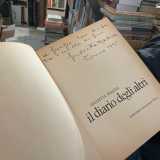 E tra gli scaffali c�� pure �Il diario degli altri� di Giulietta Masina, autografato dalla stessa moglie di Fellini